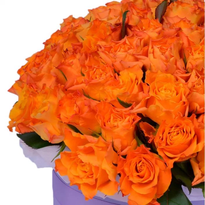 Букет из 51 огненной розы в шляпной коробке