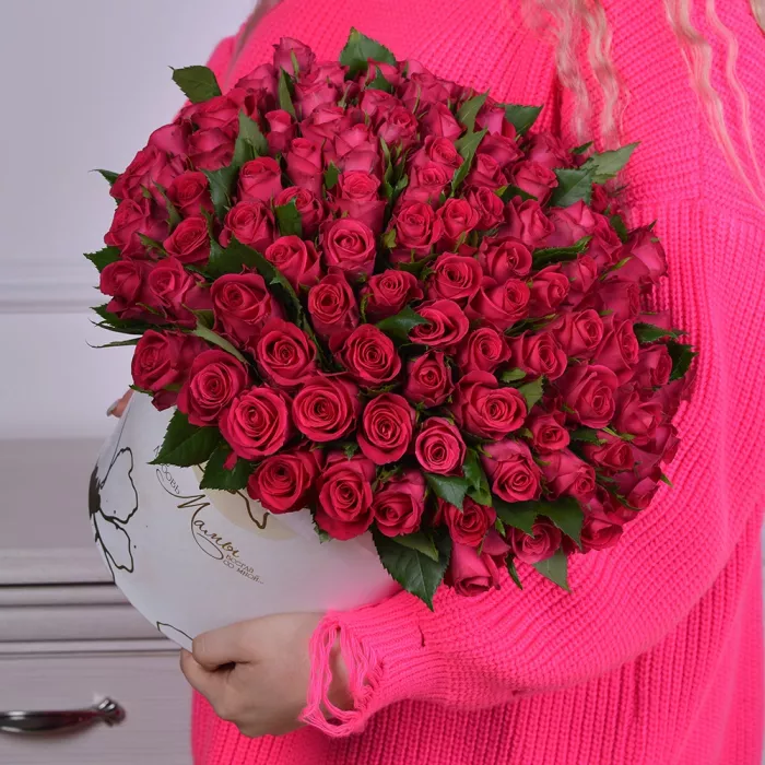 Букет из 51 малиновой розы в коробке на День матери