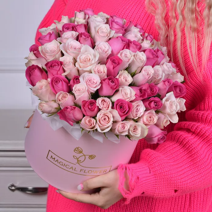 Букет из 51 разноцветной розы в шляпной коробке