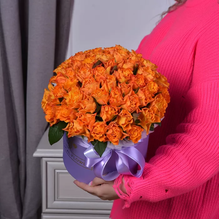 Букет из 51 огненной розы в шляпной коробке