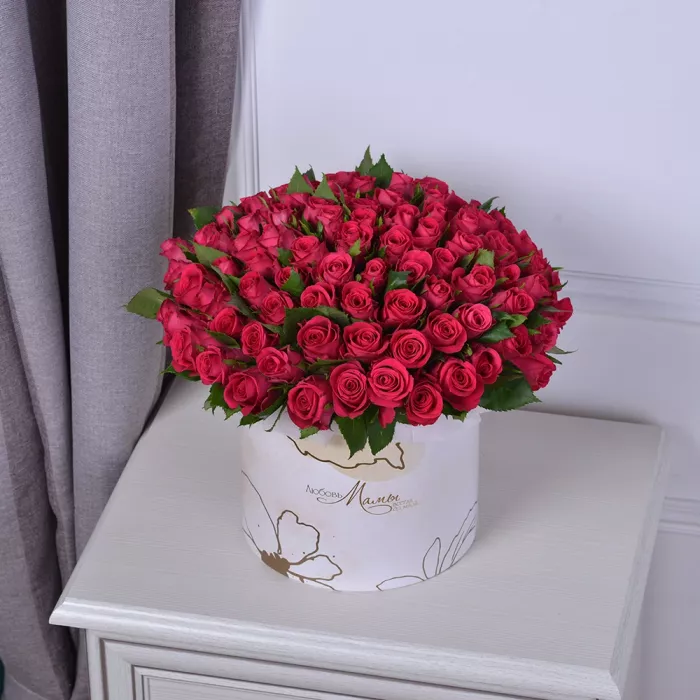 Букет из 51 малиновой розы в коробке на День матери