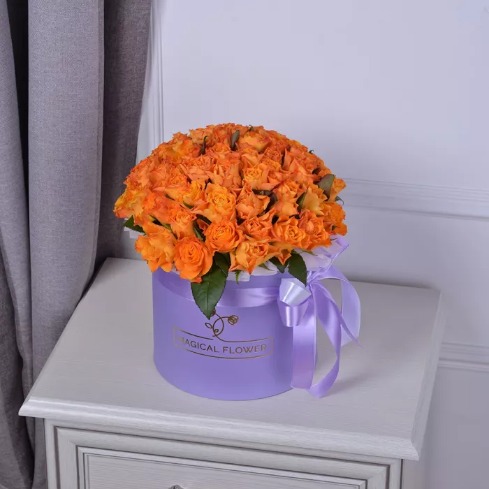 Букет из 51 огненной розы в шляпной коробке