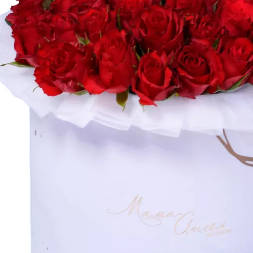 Букет на День матери из 35 красных роз в коробке на День матери