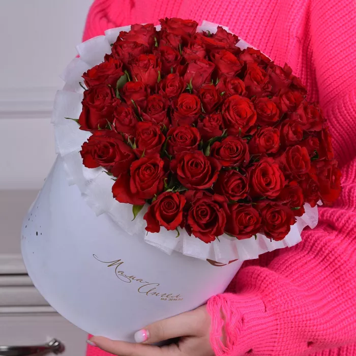 Букет из 35 красных роз в коробке на День матери