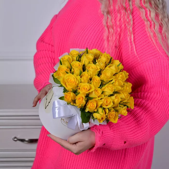 Букет из 35 желтых роз в коробке на День матери