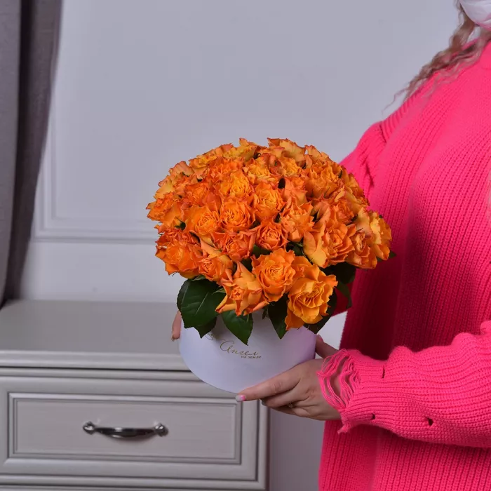 Букет из 35 огненных роз в коробке на День матери