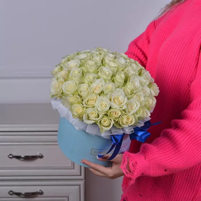 Букет из 51 белой розы в шляпной коробке