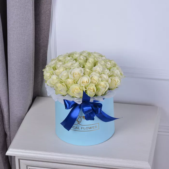 Букет из 51 белой розы в шляпной коробке