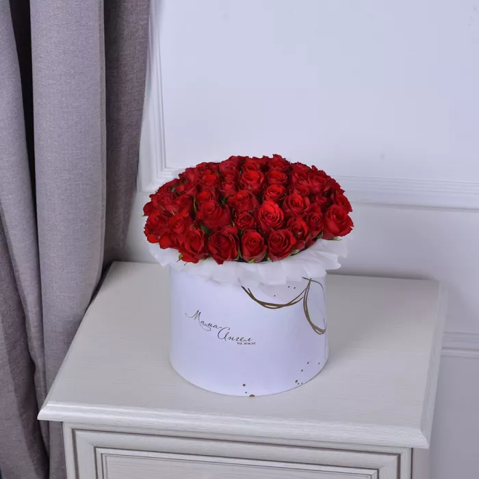 Букет из 35 красных роз в коробке на День матери