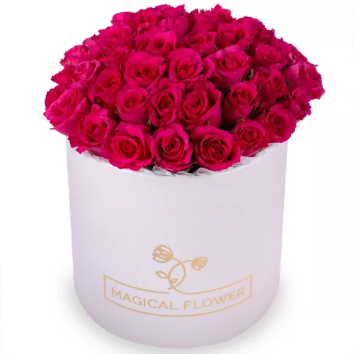 35 малиновых роз в кремовой шляпной коробке