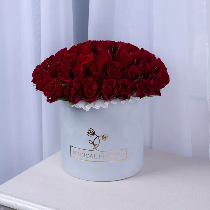 51 красная роза в шляпной в серой бархатной коробке