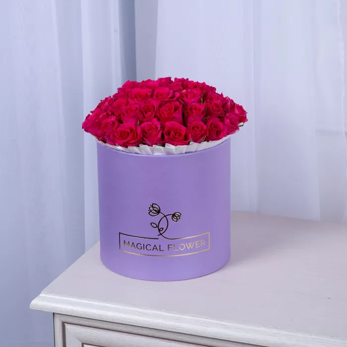 35 малиновых роз в фиолетовой шляпной коробке