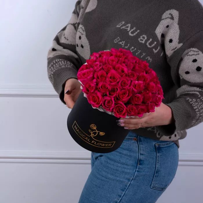 35 малиновых роз в черной шляпной коробке