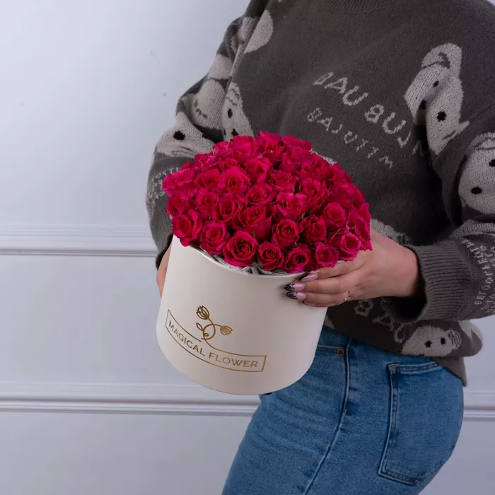 35 малиновых роз в кремовой шляпной коробке