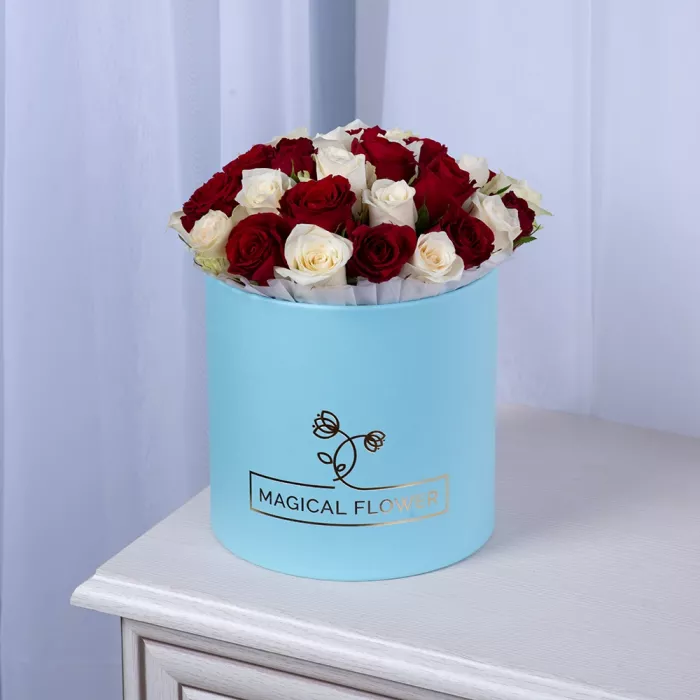 35 разноцветных роз в голубой шляпной коробке