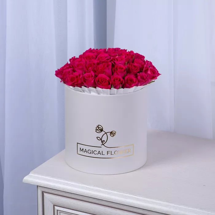 35 малиновых роз в белой шляпной коробке
