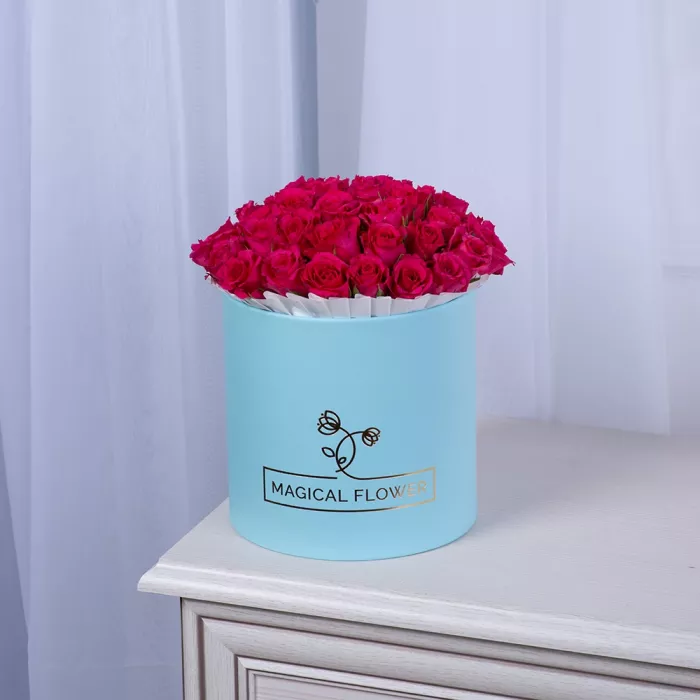 35 малиновых роз в голубой шляпной коробке