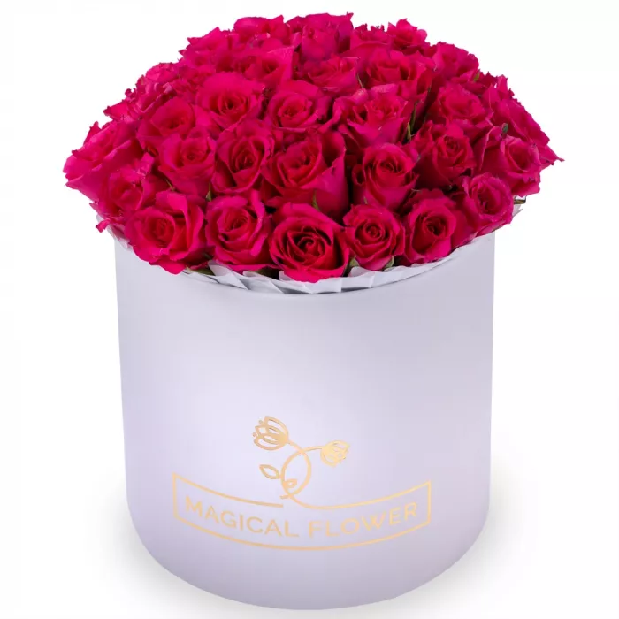 35 малиновых роз в белой шляпной коробке