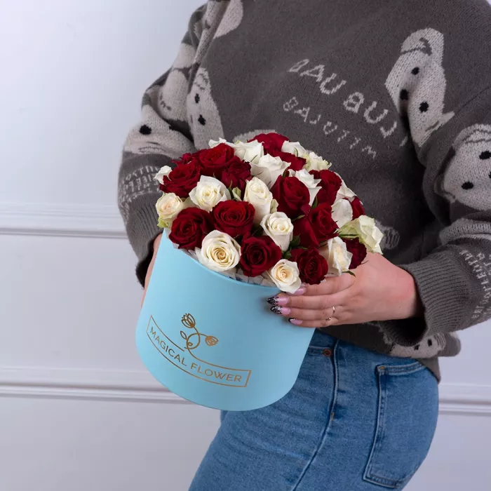 35 разноцветных роз в голубой шляпной коробке