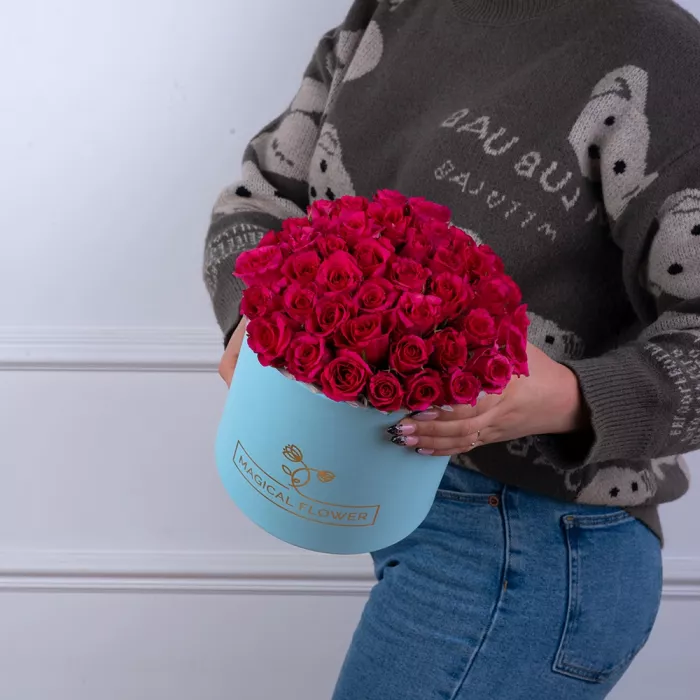 35 малиновых роз в голубой шляпной коробке