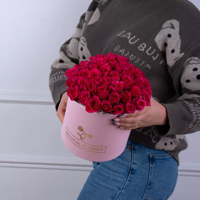 35 малиновых роз в розовой шляпной коробке