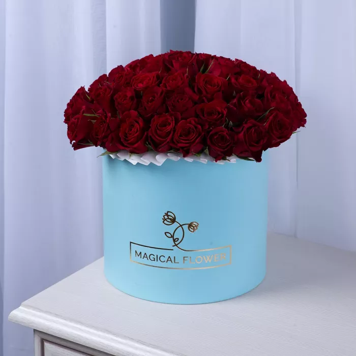 51 красная роза в голубой шляпной коробке