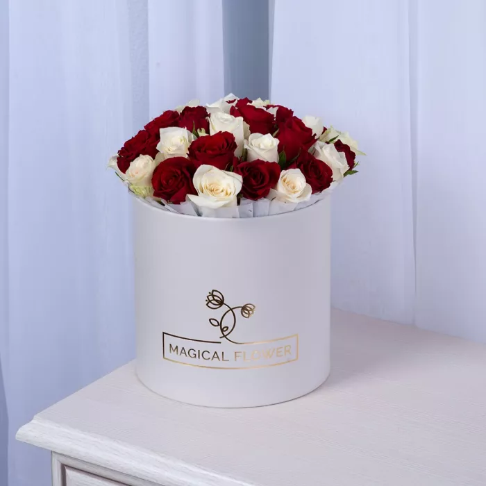 35 разноцветных роз в белой шляпной коробке