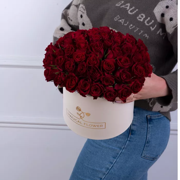 51 красная роза в кремовой шляпной коробке