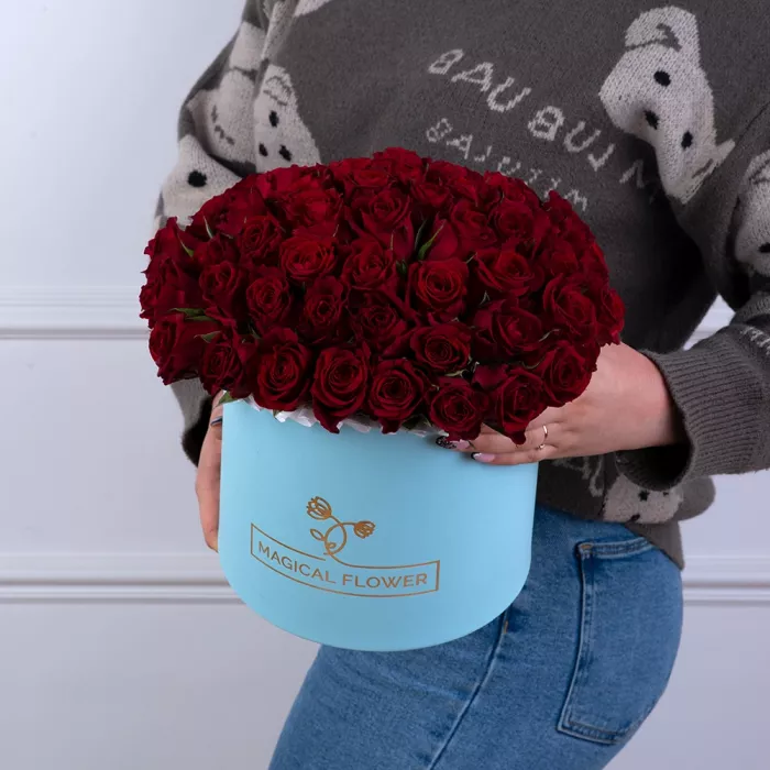 51 красная роза в голубой шляпной коробке