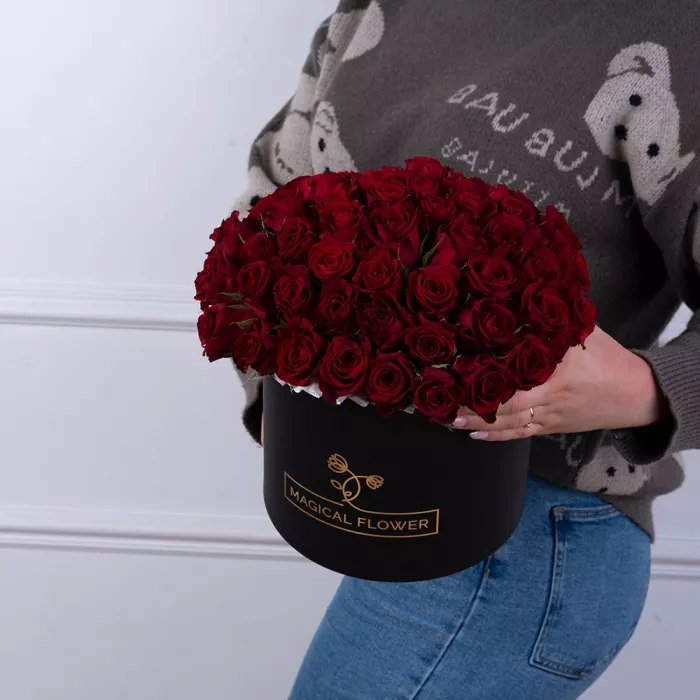 51 красная роза в черной шляпной коробке