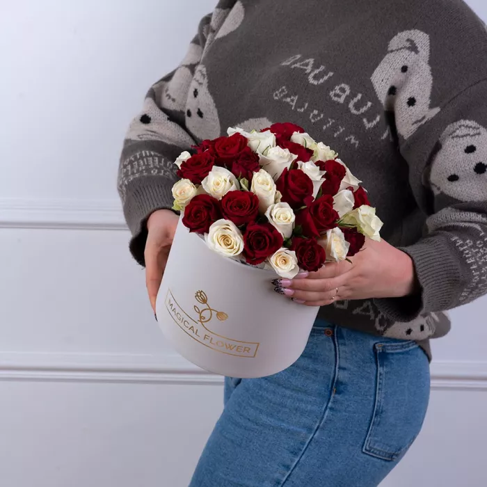 35 разноцветных роз в белой шляпной коробке