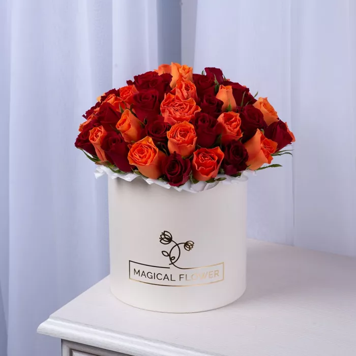 51 разноцветная роза в кремовой шляпной коробке