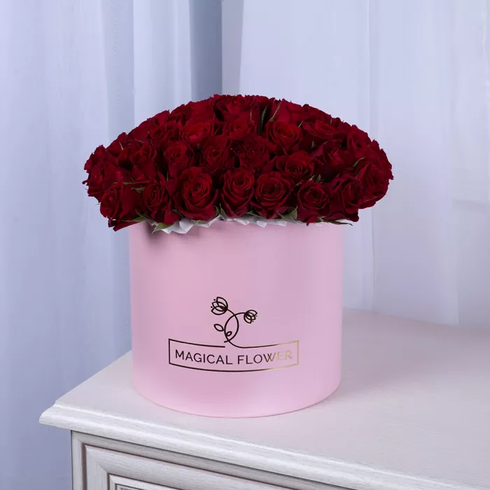 51 красная роза в розовой шляпной коробке