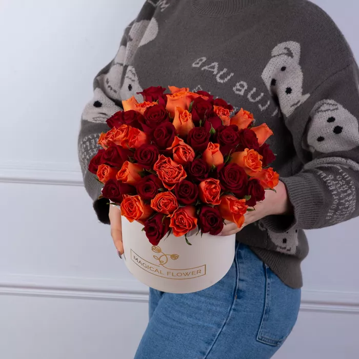 51 разноцветная роза в кремовой шляпной коробке