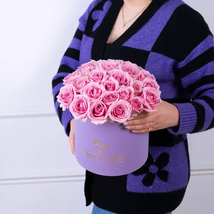 25 розовых роз premium в фиолетовой шляпной коробке
