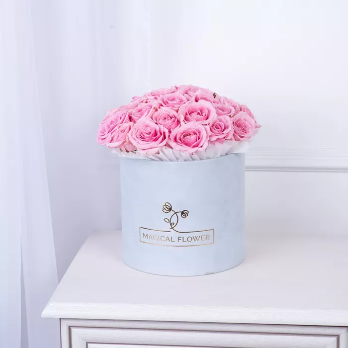 25 розовых роз premium в серой бархатной шляпной коробке