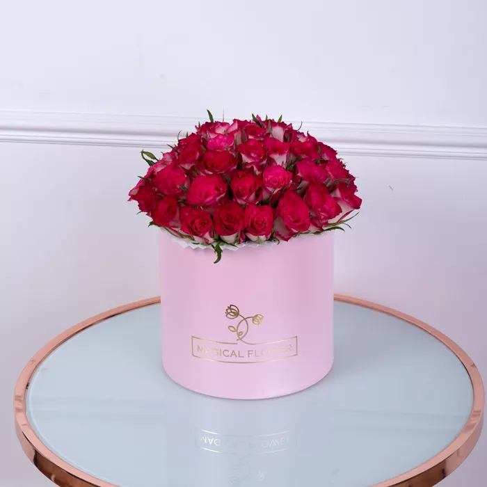 Букет из 51 бело-малиновой розы в розовой шляпной коробке