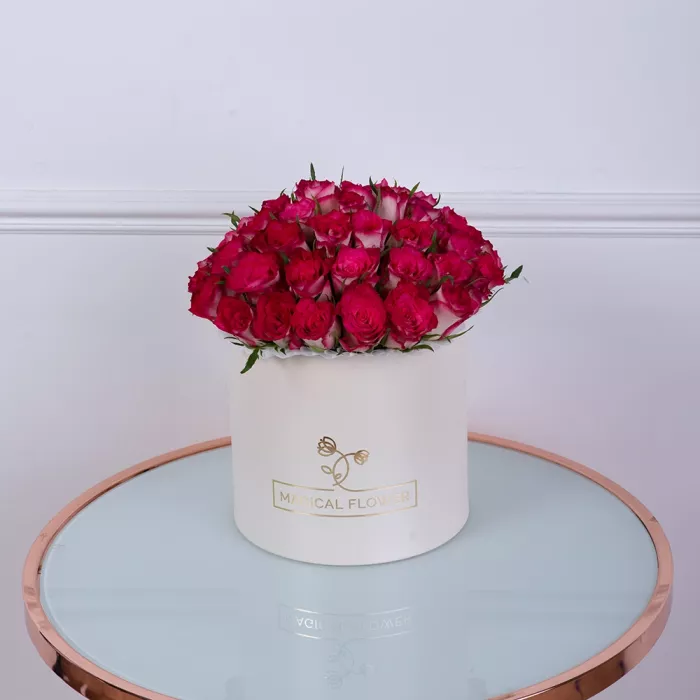 Букет из 51 бело-малиновой розы в кремовой шляпной коробке