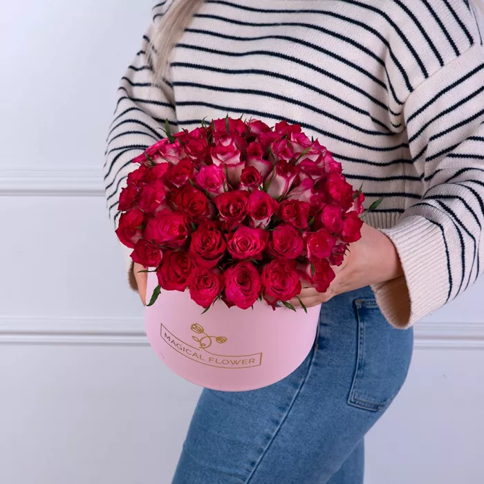 Букет из 51 бело-малиновой розы в розовой шляпной коробке