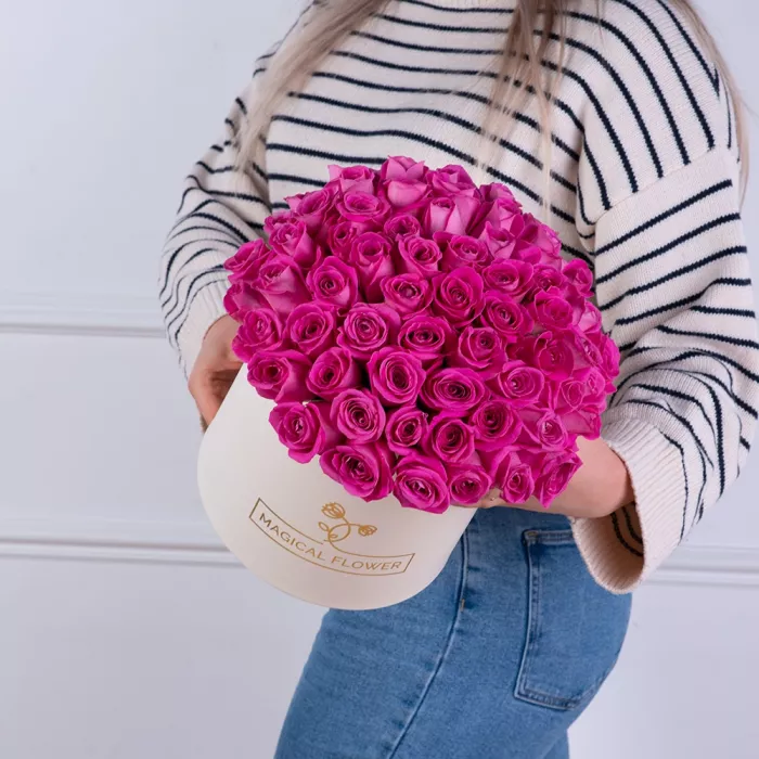 Букет из 75 розовых роз в кремовой шляпной коробке