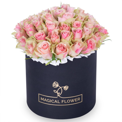 Букет из 75 бело-розовых роз в черной шляпной коробке