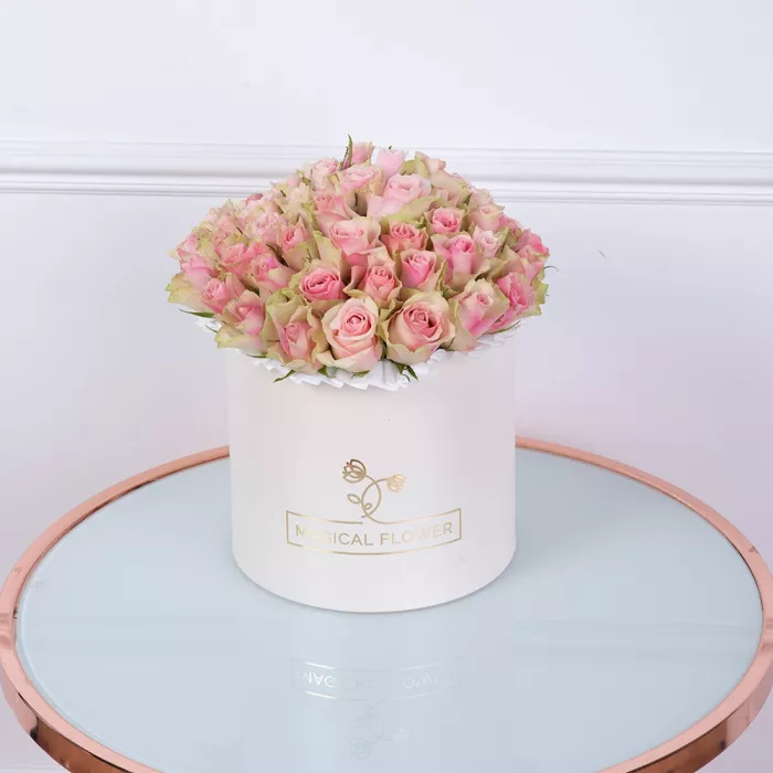 Букет из 75 бело-розовых роз в кремовой шляпной коробке