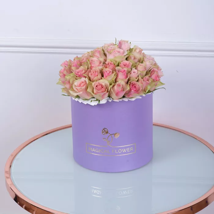 Букет из 75 бело-розовых роз в фиолетовой шляпной коробке
