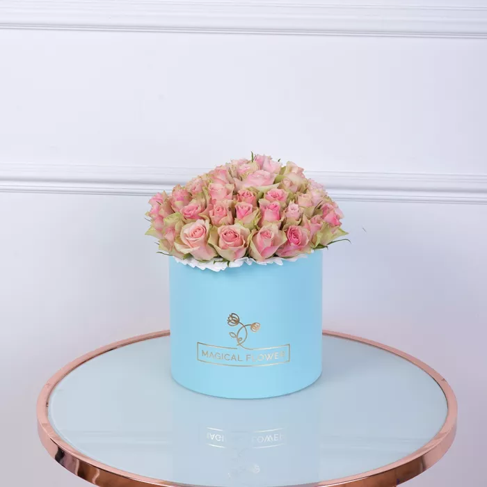 Букет из 75 бело-розовых роз в голубой шляпной коробке