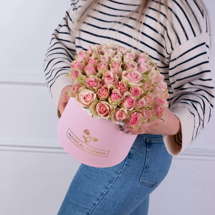 Букет из 75 бело-розовых роз в розовой шляпной коробке