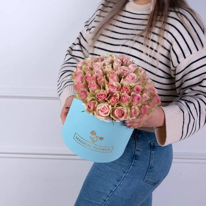 Букет из 75 бело-розовых роз в голубой шляпной коробке