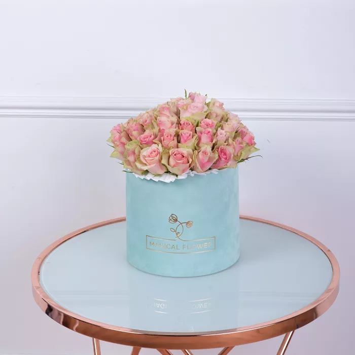 Букет из 75 бело-розовых роз в зеленой бархатной шляпной коробке