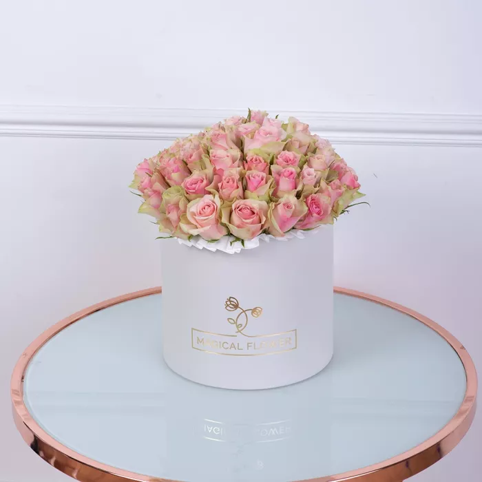 Букет из 75 бело-розовых роз в белой шляпной коробке