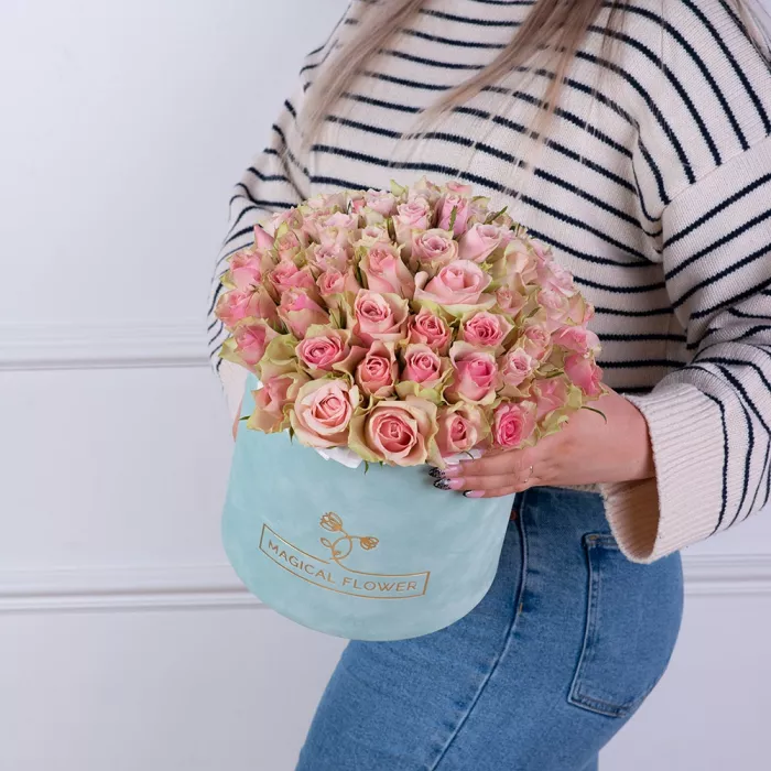 Букет из 75 бело-розовых роз в зеленой бархатной шляпной коробке