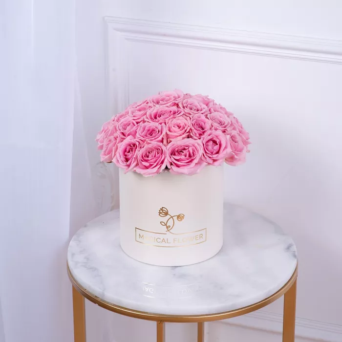 Букет из 35 розовых роз premium в кремовой шляпной коробке Букет из 35 розовых роз premium в кремовой шляпной коробке